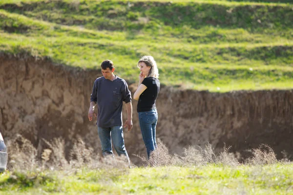 Kazakistan, Çimkent - 9 Nisan 2017. Erkekler kadınlar kadınlar çocuk dağlar bahar. Jöle manzara manzara.