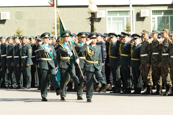 彼得罗巴甫洛夫斯克 公共假日 5月7日在哈萨克斯坦庆祝祖国日的捍卫者 士兵和军人群众庆祝人 — 图库照片