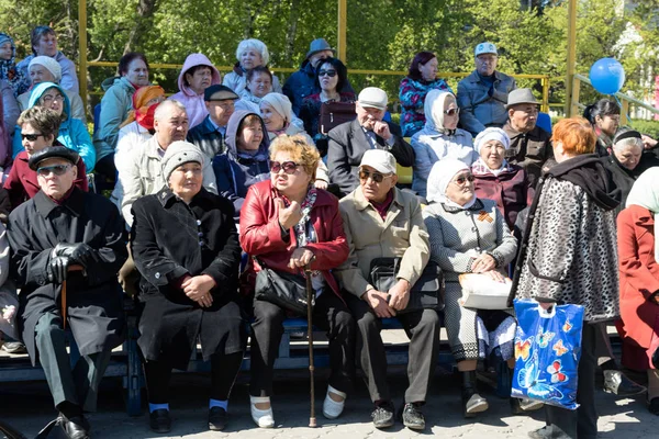 Petropavlovsk, Kazakistan - 9 Mayıs 2016: 9 Mayıs 2016 Petropavlovsk, Kazakistan'daki zafer günü. Ölü savaş anısına. Üyeler mutlu.