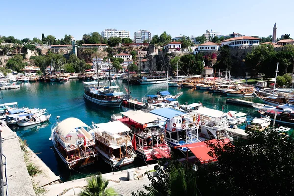 Antalya, Türkiye - 21 Haziran 2017: Bir tatil beldesi Antalya eski liman tekneler vardır.