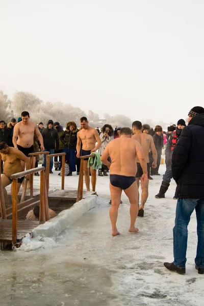 Petropavlovsk, Kazakistan - 19 Ocak 2018: vaftiz. Kışın buz delik insanlar yüzmek.
