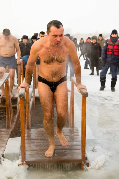 Petropavlovsk, Kazakistan - 19 Ocak 2018: vaftiz. Kışın buz delik insanlar yüzmek.