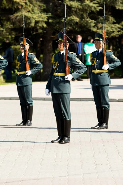 Petropavlovsk 7 Mayıs 2016: Resmi tatil. Defender'ı vatan günün Kazakistan'da 7 Mayıs kutladı. Asker ve askeri. Toplu kutlamalar insanlar.