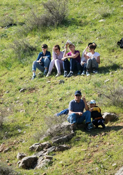 Kazakistan, Çimkent - 9 Nisan 2017. Erkekler kadınlar kadınlar çocuk dağlar bahar. Jöle manzara manzara.