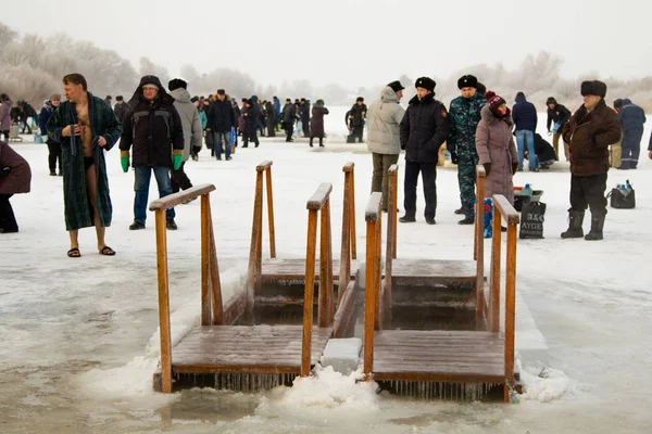 Petropavlovsk, Kazakistan - 19 Ocak 2018: vaftiz. Kışın buz delik insanlar yüzmek.