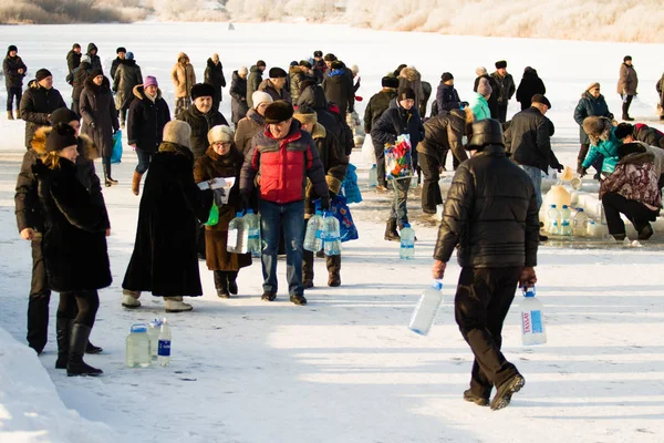 Petropavlovsk, Kazakistan - 19 Ocak 2018: vaftiz. Kışın buz delik insanlar yüzmek.