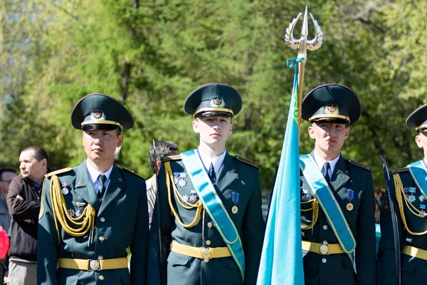 Petropavlovsk, Kazakistan - 9 Mayıs 2016: 9 Mayıs 2016 Petropavlovsk, Kazakistan'daki zafer günü. Ölü savaş anısına. Üyeler mutlu.