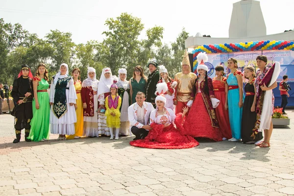 Petropavlovsk, Kazakistan - 28 Temmuz 2016: Festival, 80 yıl Kuzey Kazakistan bölgesi. Kitle kutlama etnik halk, geleneksel kostümleri insanlar sokaklarda Petropavlovsk kutlamak..