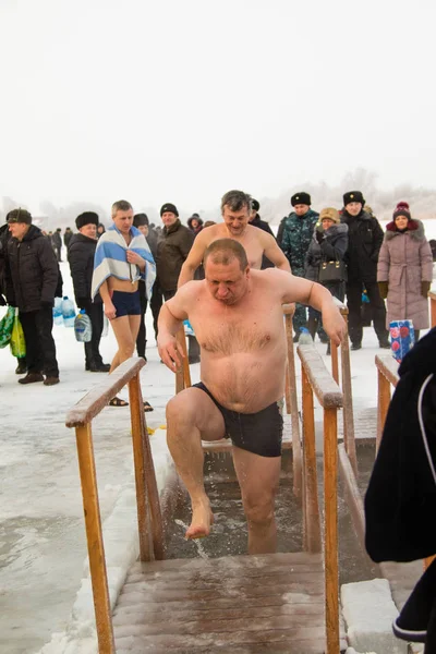 Petropavlovsk, Kazakistan - 19 Ocak 2018: vaftiz. Kışın buz delik insanlar yüzmek.