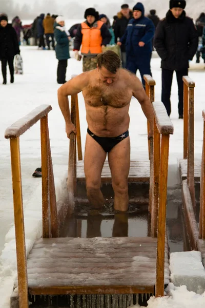 Petropavlovsk, Kazakistan - 19 Ocak 2018: vaftiz. Kışın buz delik insanlar yüzmek.