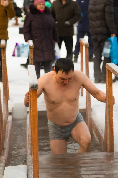 Petropavlovsk, Kazakistan - 19 Ocak 2018: vaftiz. Kışın buz delik insanlar yüzmek.