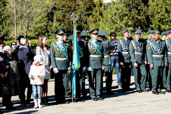 Petropavlovsk, Kazakistan - 9 Mayıs 2016: 9 Mayıs 2016 Petropavlovsk, Kazakistan'daki zafer günü. Ölü savaş anısına. Üyeler mutlu.