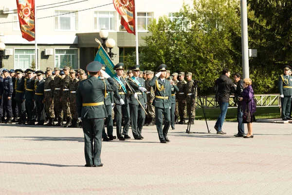 Petropavlovsk 7 Mayıs 2016: Resmi tatil. Defender'ı vatan günün Kazakistan'da 7 Mayıs kutladı. Asker ve askeri. Toplu kutlamalar insanlar.