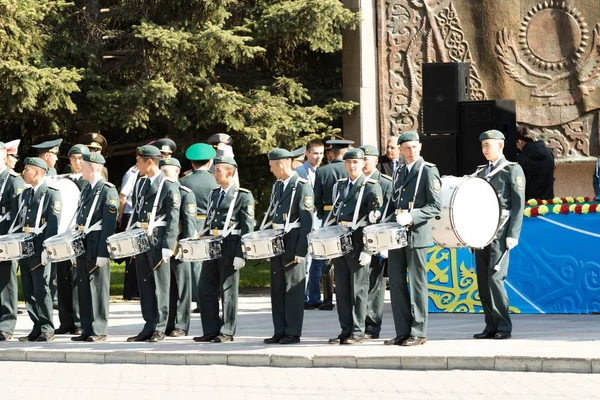 Petropavlovsk 7 Mayıs 2016: Resmi tatil. Defender'ı vatan günün Kazakistan'da 7 Mayıs kutladı. Asker ve askeri. Toplu kutlamalar insanlar.