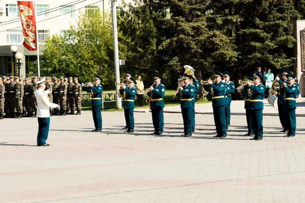 ペトロパブロフスク 2016 日祖国の擁護者は カザフスタンで 日に祝われます 兵士や軍 大量のお祝いの人々 — ストック写真