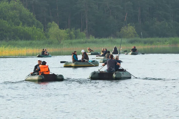 Petropavlovsk, Kazakistan - 28 Temmuz 2018: İnsanlar göl kenarında lastik gemilerde balıkçılar, balık. Lake Pestroe, Petropavlovsk, Kazakistan.