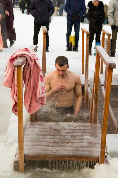 Petropavlovsk, Kazakistan - 19 Ocak 2018: vaftiz. Kışın buz delik insanlar yüzmek.