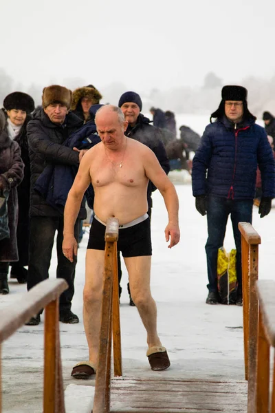 Petropavlovsk, Kazakistan - 19 Ocak 2018: vaftiz. Kışın buz delik insanlar yüzmek.