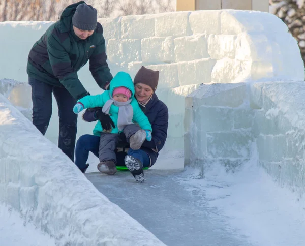 Petropavlovsk Kazakhstan Janeiro 2019 Crianças Andam Uma Colina Gelada Adultos — Fotografia de Stock