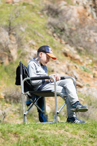 Kazakistan, Çimkent - 9 Nisan 2017. Erkekler kadınlar kadınlar çocuk dağlar bahar. Jöle manzara manzara.