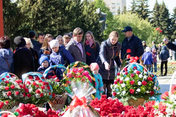 Petropavlovsk, Kazakistan - 9 Mayıs 2016: 9 Mayıs 2016 Petropavlovsk, Kazakistan'daki zafer günü. Ölü savaş anısına. Üyeler mutlu.