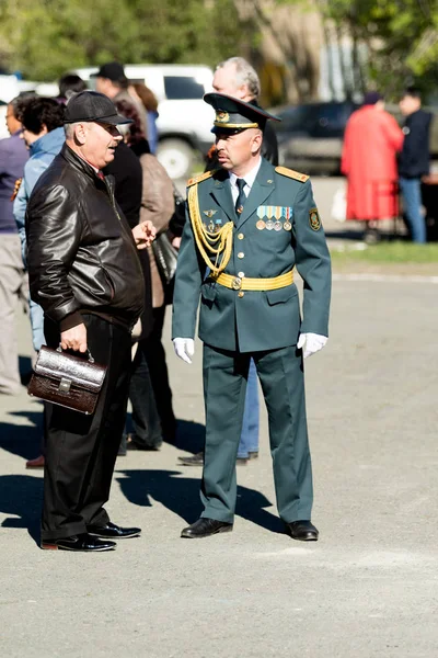 Petropavlovsk, Kazakistan - 9 Mayıs 2016: 9 Mayıs 2016 Petropavlovsk, Kazakistan'daki zafer günü. Ölü savaş anısına. Üyeler mutlu.