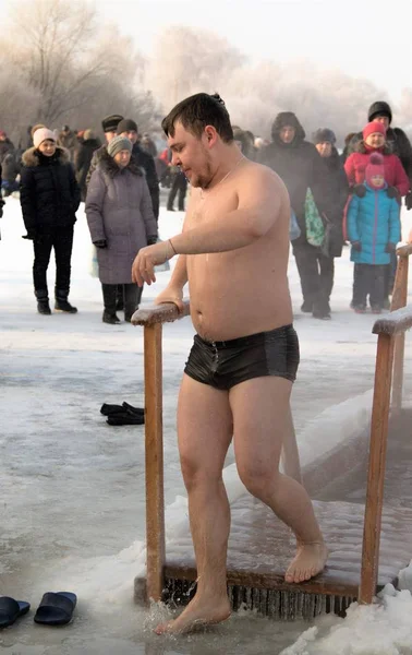 Petropavlovsk, Kazakistan - 19 Ocak 2018: vaftiz. Kışın buz delik insanlar yüzmek.