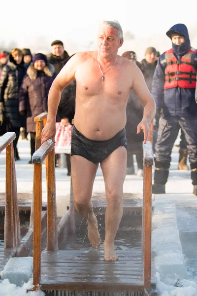 Petropavlovsk, Kazakistan - 19 Ocak 2018: vaftiz. Kışın buz delik insanlar yüzmek.