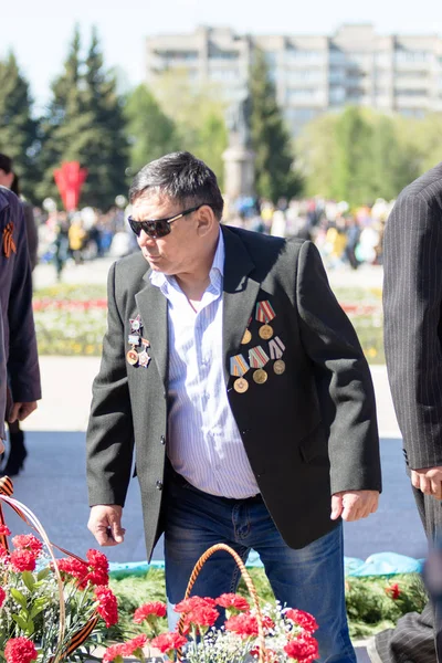Petropavlovsk, Kazakistan - 9 Mayıs 2016: 9 Mayıs 2016 Petropavlovsk, Kazakistan'daki zafer günü. Ölü savaş anısına. Üyeler mutlu.