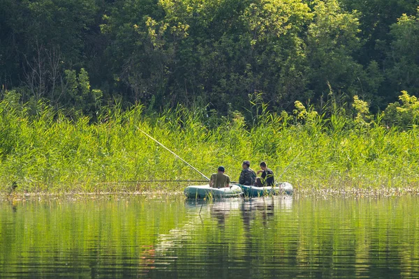 ペトロパブロフスク カザフスタン 2018 湖でゴムボートに人々 は魚します Pestroe ペトロパブロフスク カザフスタン — ストック写真