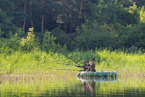 Petropavlovsk, Kazakistan - 28 Temmuz 2018: İnsanlar göl kenarında lastik gemilerde balıkçılar, balık. Lake Pestroe, Petropavlovsk, Kazakistan.