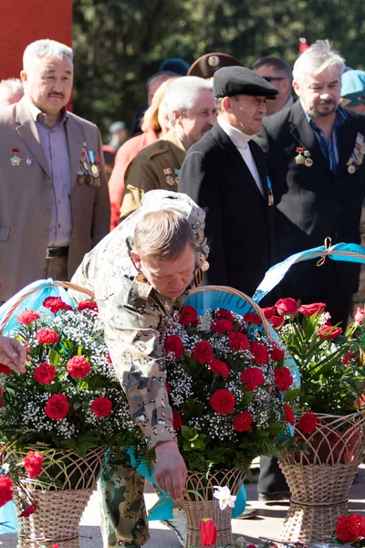 Petropavlovsk, Kazakistan - 9 Mayıs 2016: 9 Mayıs 2016 Petropavlovsk, Kazakistan'daki zafer günü. Ölü savaş anısına. Üyeler mutlu.