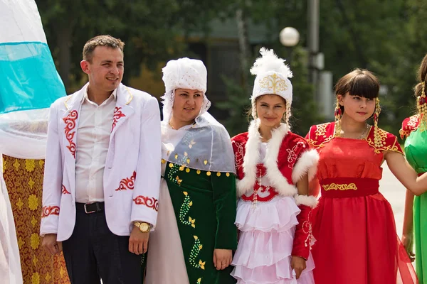 Petropavlovsk, Kazakistan - 28 Temmuz 2016: Festival, 80 yıl Kuzey Kazakistan bölgesi. Kitle kutlama etnik halk, geleneksel kostümleri insanlar sokaklarda Petropavlovsk kutlamak..