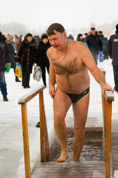 Petropavlovsk, Kazakistan - 19 Ocak 2018: vaftiz. Kışın buz delik insanlar yüzmek.