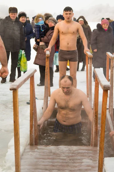 Petropavlovsk, Kazakistan - 19 Ocak 2018: vaftiz. Kışın buz delik insanlar yüzmek.