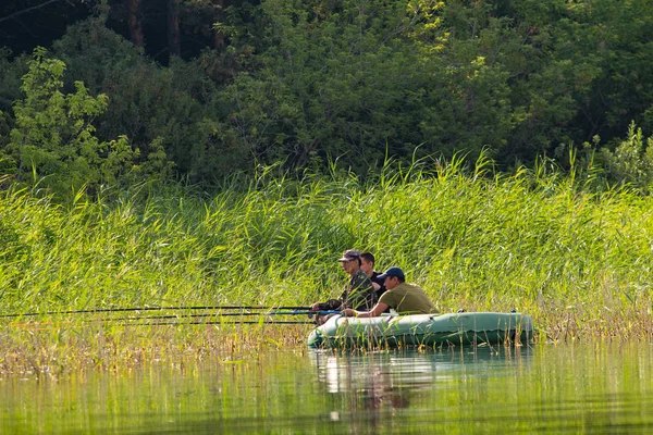 ペトロパブロフスク カザフスタン 2018 湖でゴムボートに人々 は魚します Pestroe ペトロパブロフスク カザフスタン — ストック写真