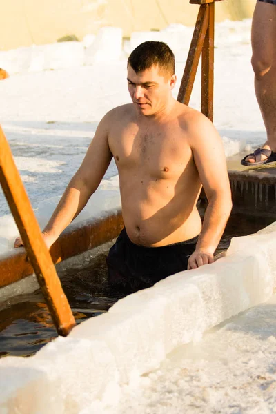 Petropavlovsk, Kazakistan - 19 Ocak 2018: vaftiz. Kışın buz delik insanlar yüzmek.