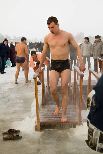 Petropavlovsk, Kazakistan - 19 Ocak 2018: vaftiz. Kışın buz delik insanlar yüzmek.