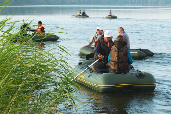Petropavlovsk, Kazakistan - 28 Temmuz 2018: İnsanlar göl kenarında lastik gemilerde balıkçılar, balık. Lake Pestroe, Petropavlovsk, Kazakistan.