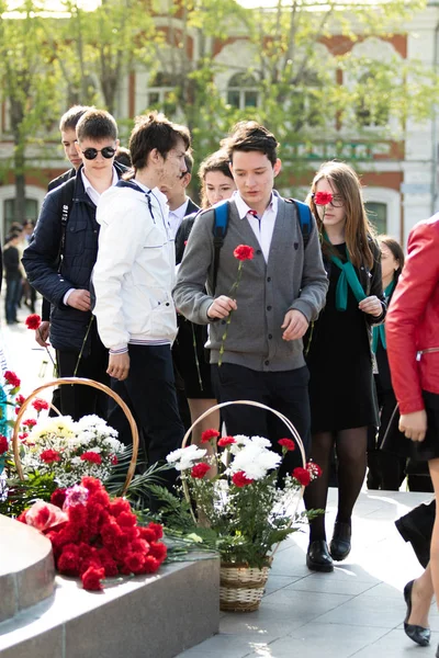 Petropavlovsk 7 Mayıs 2016: Resmi tatil. Defender'ı vatan günün Kazakistan'da 7 Mayıs kutladı. Asker ve askeri. Toplu kutlamalar insanlar.