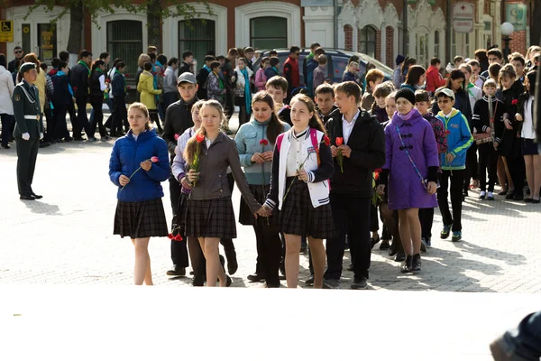 Petropavlovsk 7 Mayıs 2016: Resmi tatil. Defender'ı vatan günün Kazakistan'da 7 Mayıs kutladı. Asker ve askeri. Toplu kutlamalar insanlar.