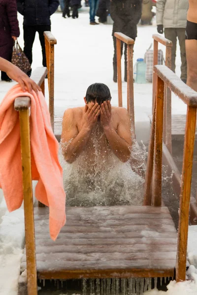 Petropavlovsk, Kazakistan - 19 Ocak 2018: vaftiz. Kışın buz delik insanlar yüzmek.