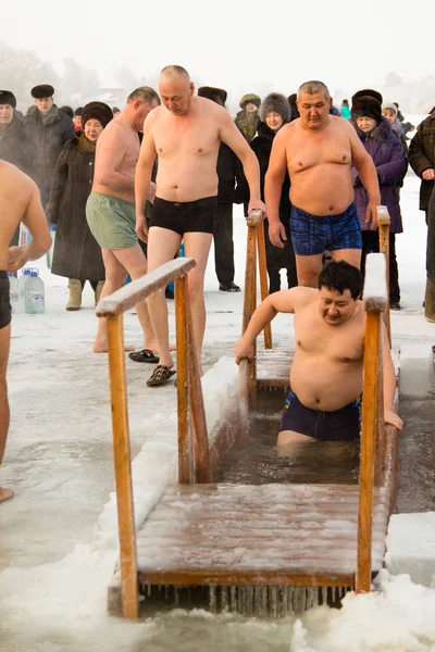 Petropavlovsk, Kazakistan - 19 Ocak 2018: vaftiz. Kışın buz delik insanlar yüzmek.