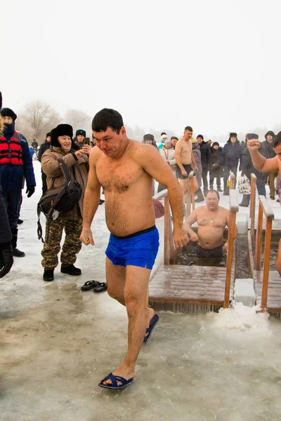Petropavlovsk, Kazakistan - 19 Ocak 2018: vaftiz. Kışın buz delik insanlar yüzmek.