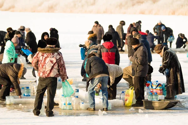 Petropavlovsk, Kazakistan - 19 Ocak 2018: vaftiz. Kışın buz delik insanlar yüzmek.