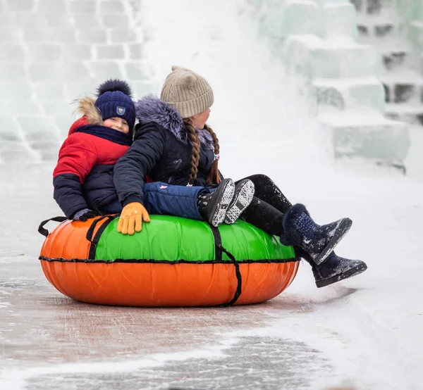 Petropavlovsk Καζακστάν Ιανουαρίου 2019 Βόλτα Παιδιά Ένα Παγωμένο Λόφο Ενήλικες — Φωτογραφία Αρχείου
