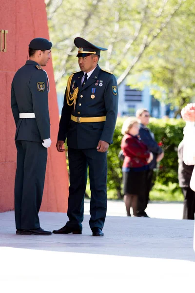 Petropavlovsk, Kazakistan - 9 Mayıs 2016: 9 Mayıs 2016 Petropavlovsk, Kazakistan'daki zafer günü. Ölü savaş anısına. Üyeler mutlu.