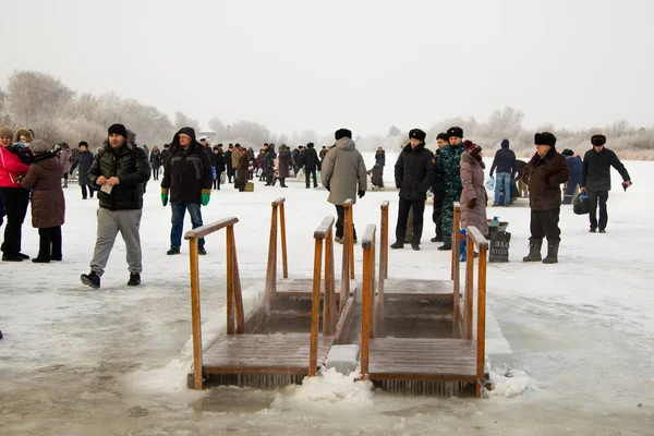 Petropavlovsk, Kazakistan - 19 Ocak 2018: vaftiz. Kışın buz delik insanlar yüzmek.
