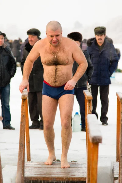 Petropavlovsk, Kazakistan - 19 Ocak 2018: vaftiz. Kışın buz delik insanlar yüzmek.
