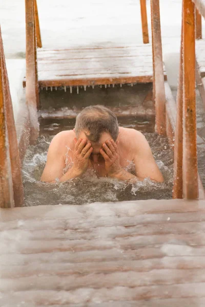 Petropavlovsk, Kazakistan - 19 Ocak 2018: vaftiz. Kışın buz delik insanlar yüzmek.